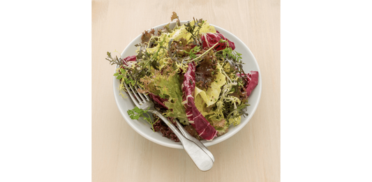 Salade de jeunes pousses, vinaigrette au thé sencha et oignon doux