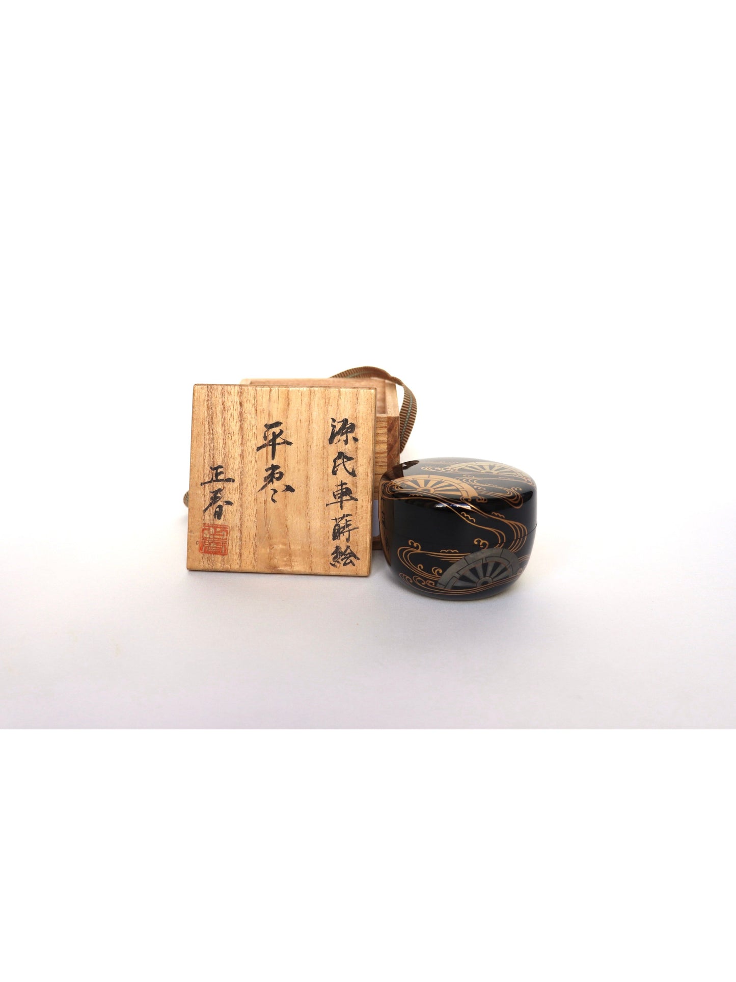 Natsumé / “Genjiguruma” makié matcha box